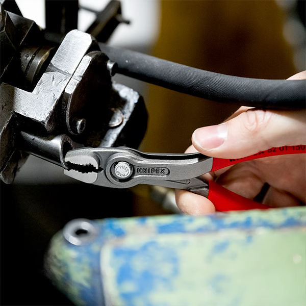 Thân kìm TwinGrip Knipex 82 01 150 dùng joint hộp để tăng độ ổn định khi tạo lực xoắn.