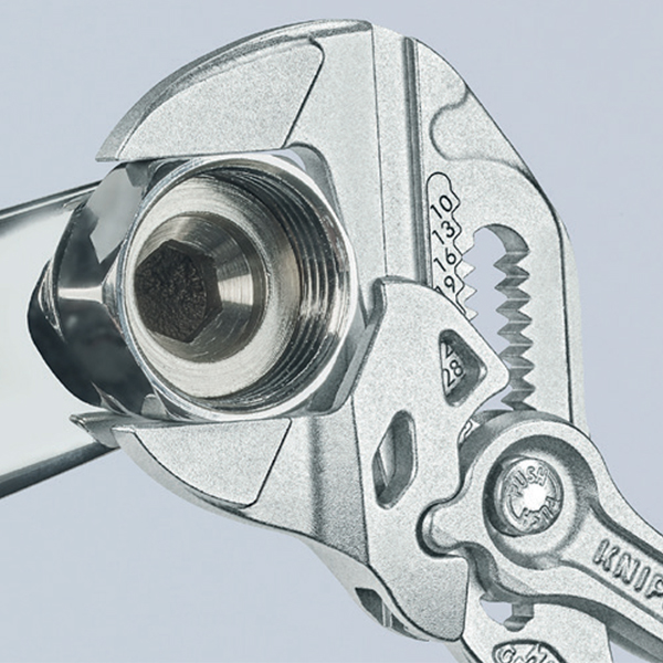 Knipex 96 làm việc trên các khớp nối mạ mà không làm hỏng bề mặt